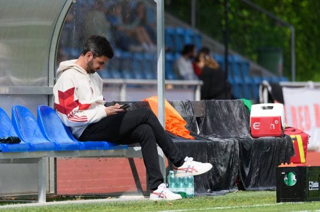 Aschheim, Germany, April 27th, 2025: Francisco De Sa Fardilha (Technical director FC Bayern Munich) sitting on the bench before the 2. Frauen-Bundesliga match between FC Bayern Munich II and SG 99 Andernach at Sportpark Aschheim, Germany. (Sven Beyrich SPP) Copyright: xSvenxBeyrich SPPx spp-en-SvBe-20250427-D4S_9982