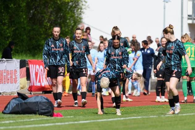 Aschheim, Germany, April 27th, 2025: Substitute players of FC Bayern Munich II on their way to the bench before the 2. Frauen-Bundesliga match between FC Bayern Munich II and SG 99 Andernach at Sportpark Aschheim, Germany. (Sven Beyrich SPP) Copyright: xSvenxBeyrich SPPx spp-en-SvBe-20250427-D4S_9984