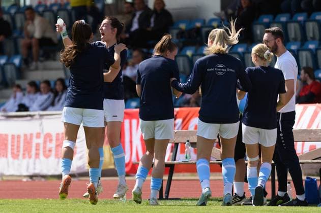 Aschheim, Germany, April 27th, 2025: Substitute players of SG 99 Andernach celebrating during the 2. Frauen-Bundesliga match between FC Bayern Munich II and SG 99 Andernach at Sportpark Aschheim, Germany. (Sven Beyrich SPP) Copyright: xSvenxBeyrich SPPx spp-en-SvBe-20250427-D4S_0018