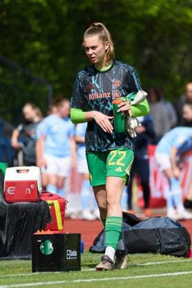 Aschheim, Germany, April 27th, 2025: Goalkeeper Veronika Litzlfelder (32 FC Bayern Munich II) on her way to the bench before the 2. Frauen-Bundesliga match between FC Bayern Munich II and SG 99 Andernach at Sportpark Aschheim, Germany. (Sven Beyrich SPP) Copyright: xSvenxBeyrich SPPx spp-en-SvBe-20250427-D4S_9986