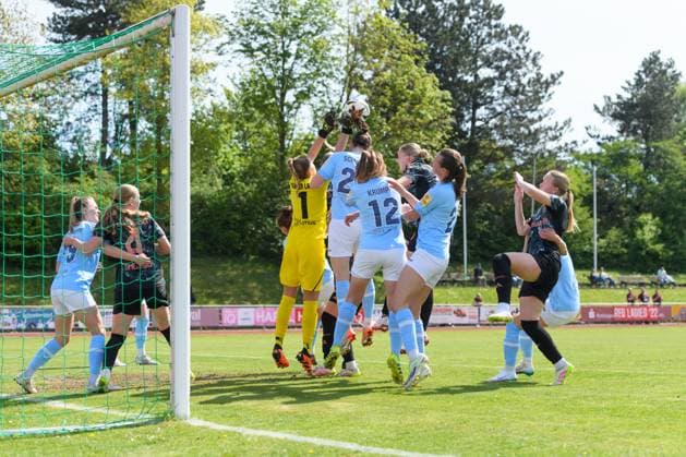 Aschheim, Germany, April 27th, 2025: General scene in the box during the 2. Frauen-Bundesliga match between FC Bayern Munich II and SG 99 Andernach at Sportpark Aschheim, Germany. (Sven Beyrich SPP) Copyright: xSvenxBeyrich SPPx spp-en-SvBe-20250427-ND5_7251