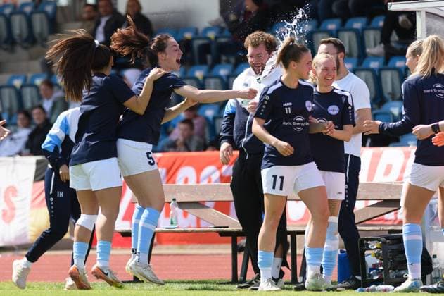 Aschheim, Germany, April 27th, 2025: Substitute players of SG 99 Andernach celebrating during the 2. Frauen-Bundesliga match between FC Bayern Munich II and SG 99 Andernach at Sportpark Aschheim, Germany. (Sven Beyrich SPP) Copyright: xSvenxBeyrich SPPx spp-en-SvBe-20250427-D4S_0019