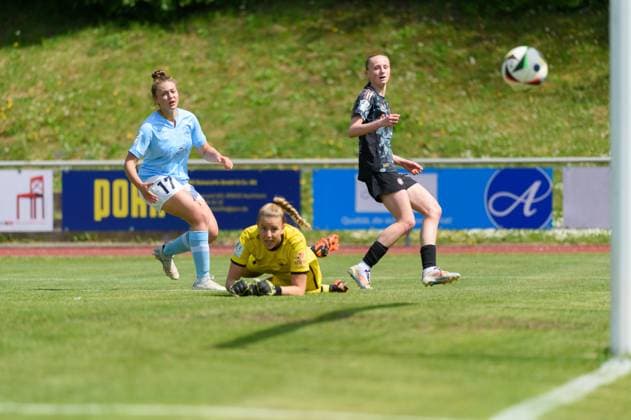 Aschheim, Germany, April 27th, 2025: Hanna Wegscheider (30 FC Bayern Munich II) about to score while Leonie Wäschenbach (17 SG 99 Andernach) and Goalkeeper Laura van der Laan (1 SG 99 Andernach) watching during the 2. Frauen-Bundesliga match between FC Bayern Munich II and SG 99 Andernach at Sportpark Aschheim, Germany. (Sven Beyrich SPP) Copyright: xSvenxBeyrich SPPx spp-en-SvBe-20250427-D4S_0134
