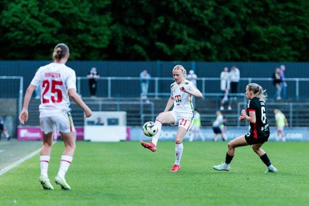 Google Pixel Frauen Bundesliga, 1 FC Köln Eintracht Frankfurt 27 04 2025 Zweikampf Anna Gerhardt 1 FC Köln, 21 , Elisa Senß Eintracht Frankfurt, 6 Google Pixel Frauen Bundesliga, 1 FC Köln Eintracht Frankfurt, Köln, Franz Kremer Stadion am 27 04 2025 DFB REGULATIONS PROHIBIT ANY USE OF PHOTOGRAPHS AS IMAGE SEQUENCES AND OR QUASI VIDEO Copyright: xBEAUTIFULxSPORTS Wunderlx