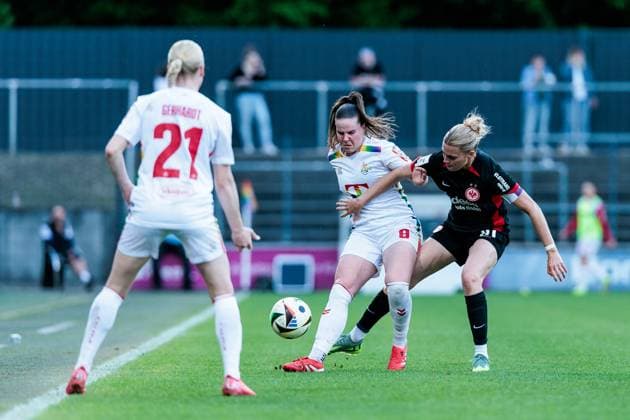 Google Pixel Frauen Bundesliga, 1 FC Köln Eintracht Frankfurt 27 04 2025 Zweikampf Adriana Achcinska 1 FC Köln, 9 , Laura Freigang Eintracht Frankfurt, 10 Google Pixel Frauen Bundesliga, 1 FC Köln Eintracht Frankfurt, Köln, Franz Kremer Stadion am 27 04 2025 DFB REGULATIONS PROHIBIT ANY USE OF PHOTOGRAPHS AS IMAGE SEQUENCES AND OR QUASI VIDEO Copyright: xBEAUTIFULxSPORTS Wunderlx
