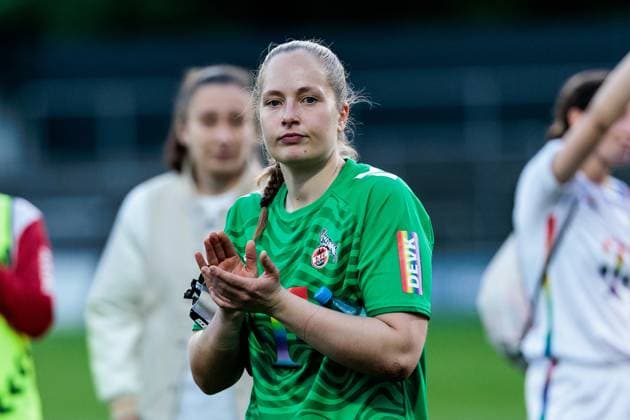 Google Pixel Frauen Bundesliga, 1 FC Köln Eintracht Frankfurt 27 04 2025 Aurora Mikalsen 1 FC Köln, 23 frustrated, applauds towards fans Google Pixel Frauen Bundesliga, 1 FC Köln Eintracht Frankfurt, Köln, Franz Kremer Stadion am 27 04 2025 DFB REGULATIONS PROHIBIT ANY USE OF PHOTOGRAPHS AS IMAGE SEQUENCES AND OR QUASI VIDEO Copyright: xBEAUTIFULxSPORTS Wunderlx