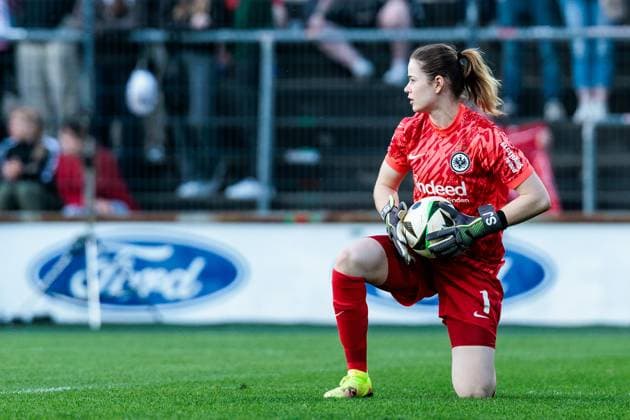 Google Pixel Frauen Bundesliga, 1 FC Köln Eintracht Frankfurt 27 04 2025 Stina Johannes Eintracht Frankfurt, 1 mit Ball Google Pixel Frauen Bundesliga, 1 FC Köln Eintracht Frankfurt, Köln, Franz Kremer Stadion am 27 04 2025 DFB REGULATIONS PROHIBIT ANY USE OF PHOTOGRAPHS AS IMAGE SEQUENCES AND OR QUASI VIDEO Copyright: xBEAUTIFULxSPORTS Wunderlx