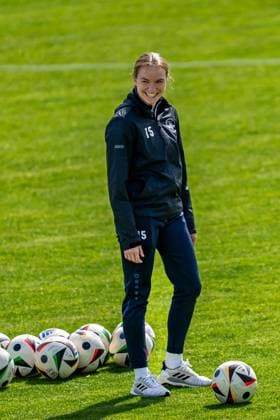 27 04 2025, Football, 2 Womens Bundesliga, 2024 2025, Matchday 23, FC Bayern München U 20 SG 99 Andernach Vanessa Zilligen 15 Andernach currently injured stands happily on the pitch Aschheim Sportpark Aschheim Bayern Germany