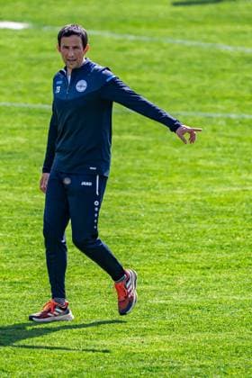 27 04 2025, Football, 2 Womens Bundesliga, 2024 2025, Matchday 23, FC Bayern München U 20 SG 99 Andernach Coach Thomas Strotzer Andernach gives instructions Aschheim Sportpark Aschheim Bayern Germany
