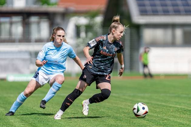 27 04 2025, Football, 2 Womens Bundesliga, 2024 2025, Matchday 23, FC Bayern München U 20 SG 99 Andernach Laura Gloning 27 Bayern München U20 grabs the ball Aschheim Sportpark Aschheim Bayern Germany