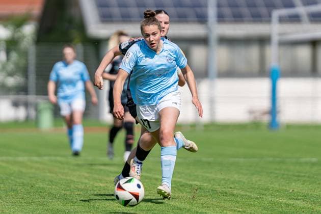 27 04 2025, Football, 2 Womens Bundesliga, 2024 2025, Matchday 23, FC Bayern München U 20 SG 99 Andernach Leonie Wäschenbach 17 Andernach runs with the ball in the opponents half Aschheim Sportpark Aschheim Bayern Germany