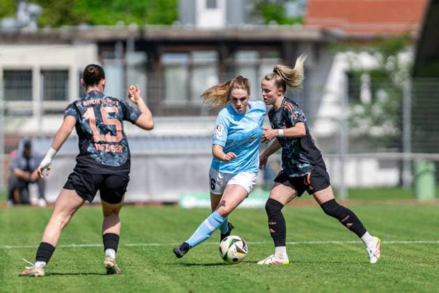 27 04 2025, Football, 2 Womens Bundesliga, 2024 2025, Matchday 23, FC Bayern München U 20 SG 99 Andernach Karla Engels 16 Andernach and Laura Gloning 27 Bayern München U20 fighting for the ball Aschheim Sportpark Aschheim Bayern Germany