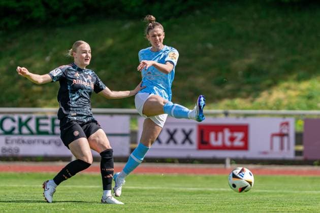 27 04 2025, Football, 2 Womens Bundesliga, 2024 2025, Matchday 23, FC Bayern München U 20 SG 99 Andernach Carolin Schraa 7 Andernach with a shot on goal Luzie Zähringer 5 Bayern München U20 only looks after the ball Aschheim Sportpark Aschheim Bayern Germany