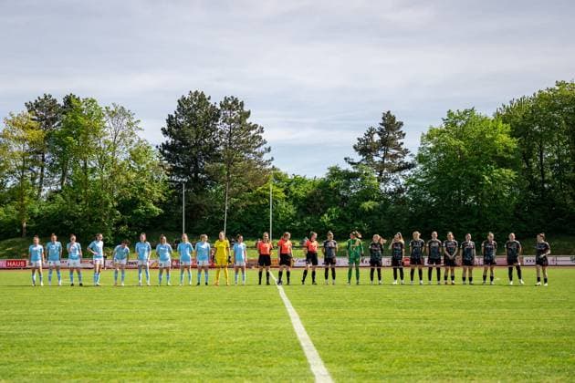 27 04 2025, Football, 2 Womens Bundesliga, 2024 2025, Matchday 23, FC Bayern München U 20 SG 99 Andernach Both teams stand on the pitch before kick-off Aschheim Sportpark Aschheim Bayern Germany