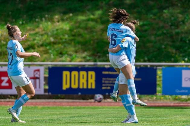 27 04 2025, Football, 2 Womens Bundesliga, 2024 2025, Matchday 23, FC Bayern München U 20 SG 99 Andernach Great joy for Andernach players Carolin Schraa 7, Goalscorer , Lisa Kossmann 6 and Leonie Wäschenbach 17 Aschheim Sportpark Aschheim Bavaria Germany