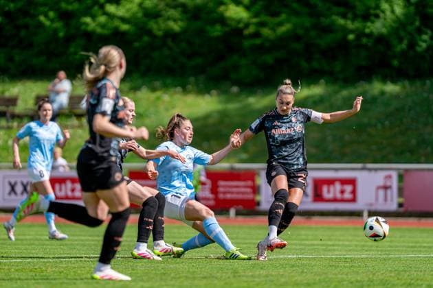 27 04 2025, Football, 2 Womens Bundesliga, 2024 2025, Matchday 23, FC Bayern München U 20 SG 99 Andernach Jana Kappes 20 Bayern München U20 tries to block the shot attempt of Leonie Krump 12 Andernach Aschheim Sportpark Aschheim Bayern Germany