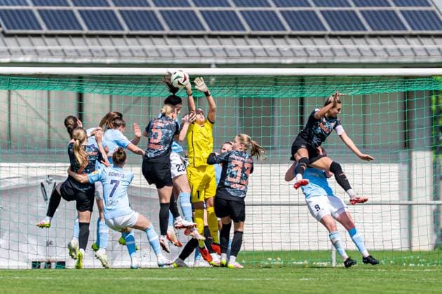 27 04 2025, Football, 2 Womens Bundesliga, 2024 2025, Matchday 23, FC Bayern München U 20 SG 99 Andernach Goalkeeper Laura van der Laan 1 Andernach goes for the ball and is harassed by her own teammate Magdalena Schumacher 23 Andernach, as Luzie Zähringer 5 Bayern München U20 also goes for the ball Aschheim Sportpark Aschheim Bavaria Germany