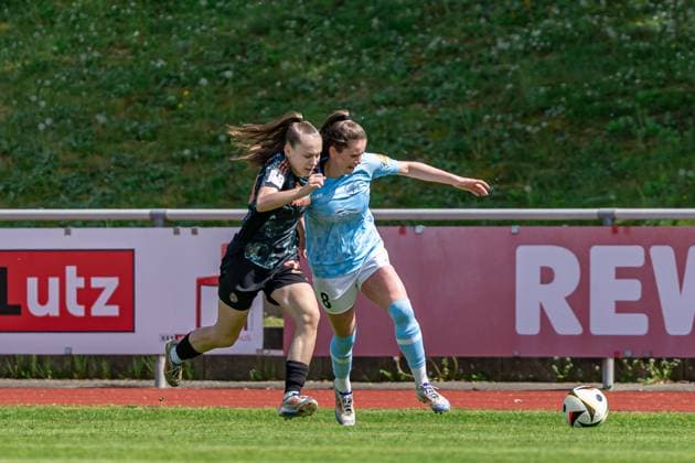 27 04 2025, Football, 2 Womens Bundesliga, 2024 2025, Matchday 23, FC Bayern München U 20 SG 99 Andernach Melina Hoffmann 29 Bayern München U20 and Maren Weingarz 8 Andernach fight for the ball Aschheim Sportpark Aschheim Bayern Germany