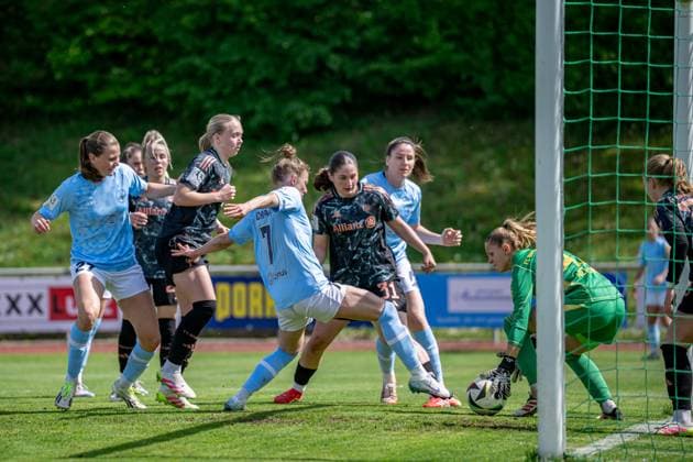 27 04 2025, Football, 2 Womens Bundesliga, 2024 2025, Matchday 23, FC Bayern München U 20 SG 99 Andernach Carolin Schraa 7 Andernach tests Anna Wellmann 41 Bayern München U20 Aschheim Sportpark Aschheim Bayern Germany