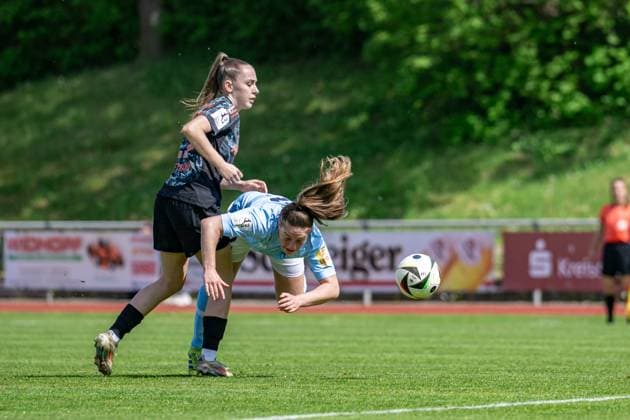 27 04 2025, Football, 2 Womens Bundesliga, 2024 2025, Matchday 23, FC Bayern München U 20 SG 99 Andernach Leonie Krump 12 Andernach is taken off her feet by Nike Herrmann 14 Bayern München U20 Aschheim Sportpark Aschheim Bayern Germany