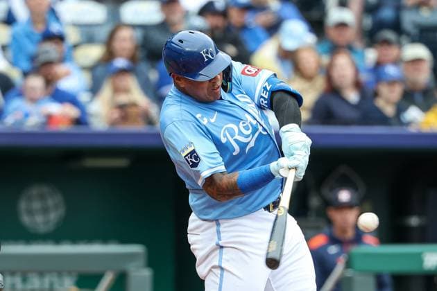 MLB, Baseball Herren, USA 2025: Astros Vs Royals APR 27 April 27, 2025: Kansas City Royals catcher Salvador Perez (13) hits a double against the Houston Astros during the second inning at Kauffman Stadium in Kansas City, MO. David Smith CSM (Credit Image: Â David Smith Cal Media) Kansas City Mo United States of America EDITORIAL USE ONLY Copyright: xx ZUMA-20250427_zma_c04_073.jpg DavidxSmithx csmphotothree379354