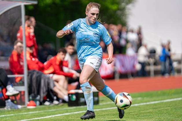 27 04 2025, Football, 2 Womens Bundesliga, 2024 2025, Matchday 23, FC Bayern München U 20 SG 99 Andernach Karla Engels 16 Andernach runs with the ball Aschheim Sportpark Aschheim Bayern Germany