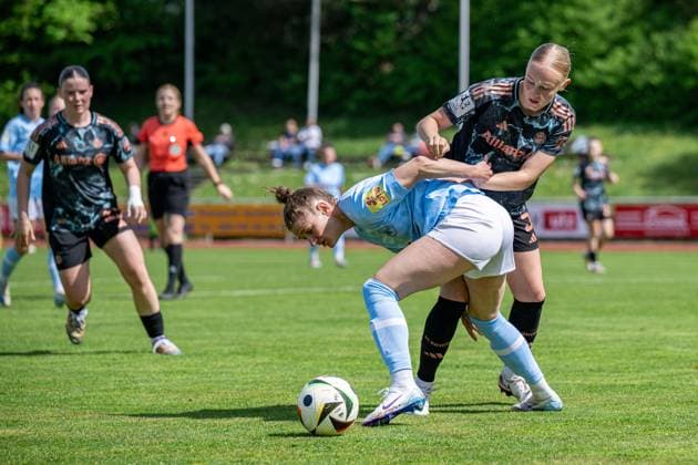 27 04 2025, Football, 2 Womens Bundesliga, 2024 2025, Matchday 23, FC Bayern München U 20 SG 99 Andernach Carolin Schraa 7 Andernach and Luzie Zähringer 5 Bayern München U20 fighting for the ball Aschheim Sportpark Aschheim Bayern Germany