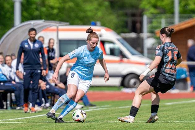 27 04 2025, Football, 2 Womens Bundesliga, 2024 2025, Matchday 23, FC Bayern München U 20 SG 99 Andernach Leonie Stöhr 9 Andernach tries to outplay Laura Dafinger 15 Bayern München U20 Aschheim Sportpark Aschheim Bayern Germany
