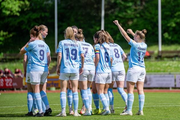 27 04 2025, Football, 2 Womens Bundesliga, 2024 2025, Matchday 23, FC Bayern München U 20 SG 99 Andernach Leonie Wäschenbach 17 Andernach celebrates, also with her teammates, her goal for 2 0 Aschheim Sportpark Aschheim Bayern Germany