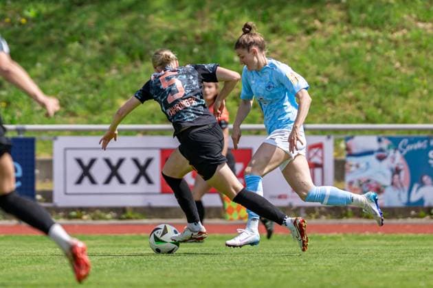 27 04 2025, Soccer, 2 Womens Bundesliga, 2024 2025, Matchday 23, FC Bayern München U 20 SG 99 Andernach Carolin Schraa 7 Andernach in duel with Luzie Zähringer 5 Bayern München U20 Aschheim Sportpark Aschheim Bayern Germany
