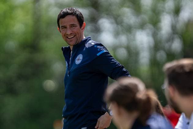 27 04 2025, Football, 2 Womens Bundesliga, 2024 2025, Matchday 23, FC Bayern München U 20 SG 99 Andernach Coach Thomas Strotzer Andernach can laugh Aschheim Sportpark Aschheim Bavaria Germany