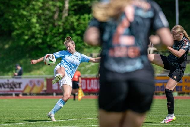 27 04 2025, Soccer, 2 Womens Bundesliga, 2024 2025, Matchday 23, FC Bayern München U 20 SG 99 Andernach Leonie Wäschenbach 17 Andernach with a shot on goal Aschheim Sportpark Aschheim Bayern Germany