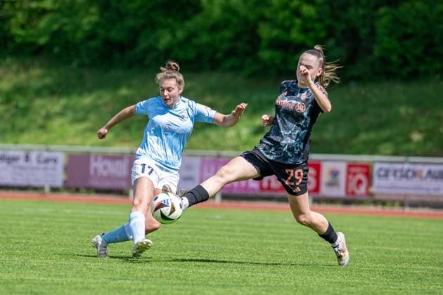 27 04 2025, Football, 2 Womens Bundesliga, 2024 2025, Matchday 23, FC Bayern München U 20 SG 99 Andernach Leonie Wäschenbach 17 Andernach shoots on goal Melina Hoffmann 29 Bayern München U20 tries to intercept the ball Aschheim Sportpark Aschheim Bayern Germany