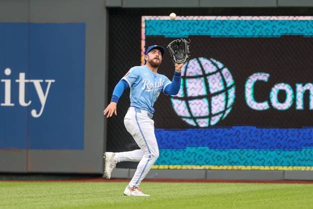 MLB, Baseball Herren, USA 2025: Astros Vs Royals APR 27 April 27, 2025: Kansas City Royals center fielder Kyle Isbel (28) catches a fly ball for an out on Houston Astros catcher Yainer Diaz (21) during the third inning at Kauffman Stadium in Kansas City, MO. David Smith CSM (Credit Image: Â David Smith Cal Media) Kansas City Mo United States of America EDITORIAL USE ONLY Copyright: xx ZUMA-20250427_zma_c04_077.jpg DavidxSmithx csmphotothree379356