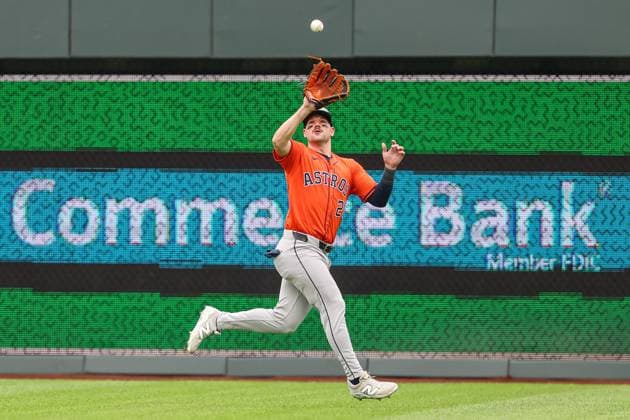 MLB, Baseball Herren, USA 2025: Astros Vs Royals APR 27 April 27, 2025: Houston Astros center fielder Chas McCormick (20) catches a fly ball for an out on Kansas City Royals third baseman Maikel Garcia (11) during the second inning at Kauffman Stadium in Kansas City, MO. David Smith CSM (Credit Image: Â David Smith Cal Media) Kansas City Mo United States of America EDITORIAL USE ONLY Copyright: xx ZUMA-20250427_zma_c04_076.jpg DavidxSmithx csmphotothree379357