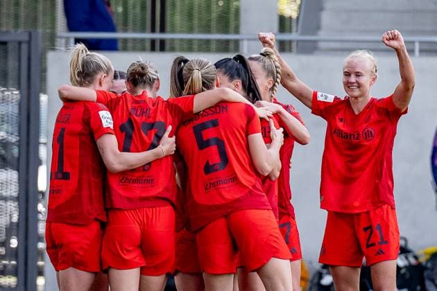 The Munich women celebrate with Pernille Harder FC Bayern Muenchen Frauen, 21 their goal for 2 1 FC Bayern Muenchen Frauen vs SC Freiburg, Football, Google Pixel Frauen Bundesliga, 20 Matchday, Season 2024 2025, 27 04 2025 DFL DFB REGULATIONS PROHIBIT ANY USE OF PHOTOGRAPHS as IMAGE SEQUENCES and or QUASI VIDEO FC Bayern Muenchen Frauen vs SC Freiburg, Football, Google Pixel Frauen Bundesliga, 20 Spieltag, Saison 2024 2025, 27 04 2025 Muenchen Copyright: xEibner-Pressefoto HeikexFeinerx EP_HFR