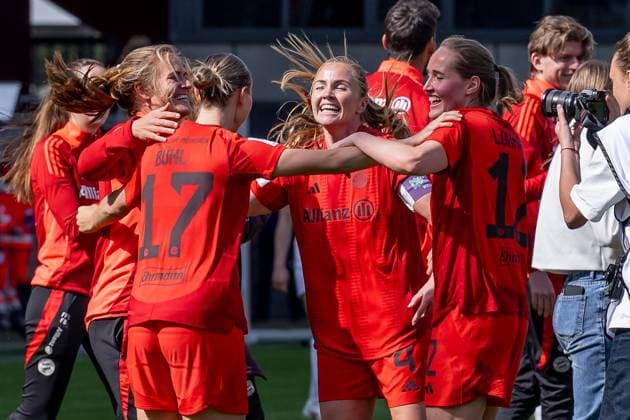 The Munich women celebrate prematurely winning the German championship of the Google Pixel Womens Bundesliga, here Klara Buehl FC Bayern Muenchen Frauen, 17 , Glodis Perla Viggosdottir FC Bayern Muenchen Frauen, 4 and Sydney Lohmann FC Bayern Muenchen Frauen, 12 FC Bayern Muenchen Frauen vs SC Freiburg, Football, Google Pixel Womens Bundesliga, Matchday 20, Season 2024 2025, 27 04 2025 DFL DFB REGULATIONS PROHIBIT ANY USE OF PHOTOGRAPHS as IMAGE SEQUENCES and or QUASI VIDEO FC Bayern Muenchen Women vs SC Freiburg, Football, Google Pixel Womens Bundesliga, Matchday 20, Season 2024 2025, 27 04 2025 Muenchen Copyright: xEibner-Pressefoto HeikexFeinerx EP_HFR