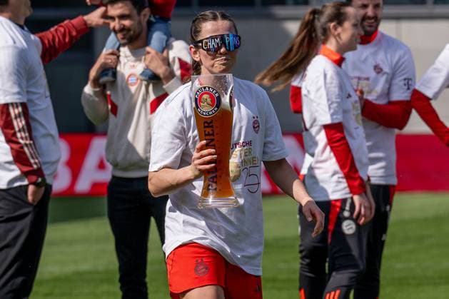 The Munich women celebrate prematurely winning the German championship of the Google Pixel Womens Bundesliga, here Tuva Hansen FC Bayern Muenchen, 6 with a wheat beer from Paulaner FC Bayern Muenchen Women vs SC Freiburg, Football, Google Pixel Womens Bundesliga, 20 Matchday, Season 2024 2025, 27 04 2025 DFL DFB REGULATIONS PROHIBIT ANY USE OF PHOTOGRAPHS as IMAGE SEQUENCES and or QUASI VIDEO FC Bayern Muenchen Frauen vs SC Freiburg, Football, Google Pixel Frauen Bundesliga, 20 Matchday, Season 2024 2025, 27 04 2025 Muenchen Copyright: xEibner-Pressefoto HeikexFeinerx EP_HFR
