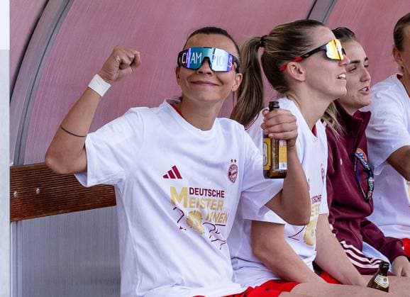 The Munich women celebrate the early win of the German championship of the Google Pixel Womens Bundesliga, here Arianna Caruso poses FC Bayern Muenchen Frauen, 27 for the camera FC Bayern Muenchen Frauen vs SC Freiburg, Football, Google Pixel Womens Bundesliga, 20 Spieltag, Saison 2024 2025, 27 04 2025 DFL DFB REGULATIONS PROHIBIT ANY USE OF PHOTOGRAPHS as IMAGE SEQUENCES and or QUASI VIDEO FC Bayern Muenchen Frauen vs SC Freiburg, Fußball, Google Pixel Frauen Bundesliga, 20 Spieltag, Saison 2024 2025, 27 04 2025 Muenchen Copyright: xEibner-Pressefoto HeikexFeinerx EP_HFR