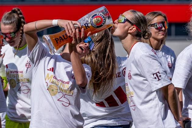 The Munich women celebrate prematurely winning the German championship of the Google Pixel Womens Bundesliga, here Klara Buehl FC Bayern Muenchen Frauen, 17 is given by Arianna Caruso FC Bayern Muenchen Frauen, 27 Weissbier by Paulaner FC Bayern Muenchen Frauen vs SC Freiburg, Football, Google Pixel Frauen Bundesliga, 20 Matchday, Season 2024 2025, 27 04 2025 DFL DFB REGULATIONS PROHIBIT ANY USE OF PHOTOGRAPHS as IMAGE SEQUENCES and or QUASI VIDEO FC Bayern Muenchen Frauen vs SC Freiburg, Football, Google Pixel Frauen Bundesliga, 20 Matchday, Season 2024 2025, 27 04 2025 Muenchen Copyright: xEibner-Pressefoto HeikexFeinerx EP_HFR