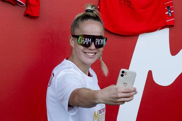 The Munich women celebrate the early win of the German championship of the Google Pixel Womens Bundesliga, here Giulia Gwinn FC Bayern Muenchen Frauen, 7 taking a selfie with the fans with Champions glasses FC Bayern Muenchen Frauen vs SC Freiburg, football, Google Pixel Frauen Bundesliga, 20 Spieltag, Saison 2024 2025, 27 04 2025 DFL DFB REGULATIONS PROHIBIT ANY USE OF PHOTOGRAPHS as IMAGE SEQUENCES and or QUASI VIDEO FC Bayern Muenchen Frauen vs SC Freiburg, Fußball, Google Pixel Frauen Bundesliga, 20 Spieltag, Saison 2024 2025, 27 04 2025 Muenchen Copyright: xEibner-Pressefoto HeikexFeinerx EP_HFR