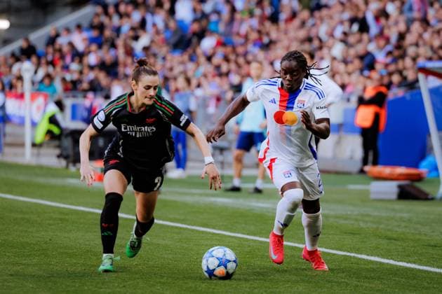 Lyon, France Emily Fox (2 Arsenal) and Tabitha Chawinga (22 Olympique Lyonnais) in action during the UEFA Womens Champions League semi-final game between Olympique Lyonnais and Arsenal FC at Groupama Stadium in Lyon, France. (Pauline Figuet SPP) Copyright: xPaulinexFiguetx xSPPx spp-en-PaFiSp-PF_OLARS3063