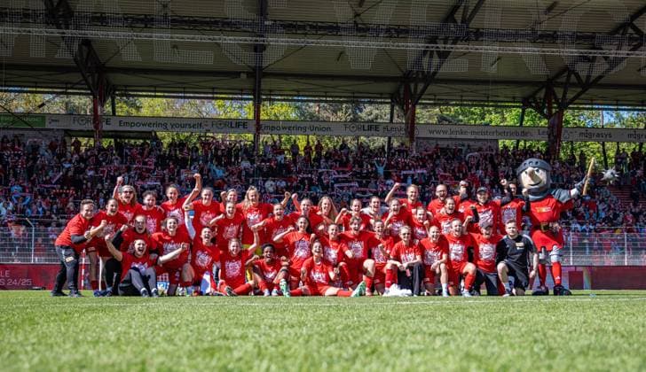 Soccer, Women, Season 2024 2025, 2 Bundesliga 23 Matchday , 1 FC Union Berlin Borussia Mönchengladbach, Union celebrates promotion to 1 Bundesliga, Winner photo in front of the forest side, 27 04 2025, Copyright: xSebastianxRäppold MatthiasxKochx