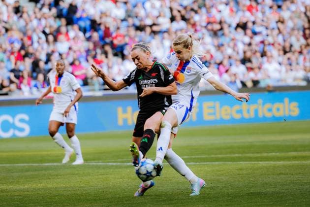 Lyon, France Ada Hegerberg (14 Olympique Lyonnais) and Katie McCabe (11 Arsenal) in action during the UEFA Womens Champions League semi-final game between Olympique Lyonnais and Arsenal FC at Groupama Stadium in Lyon, France. (Pauline Figuet SPP) Copyright: xPaulinexFiguetx xSPPx spp-en-PaFiSp-PF_OLARS3066