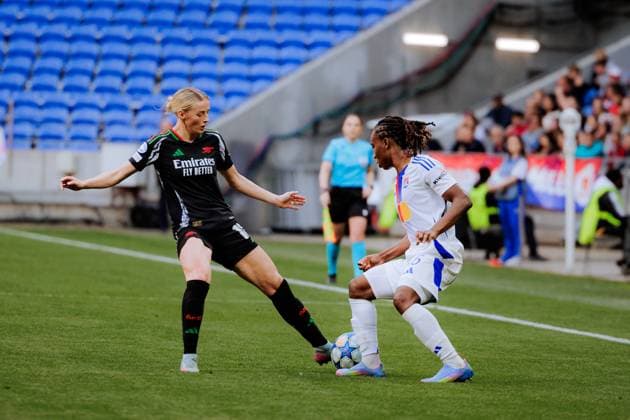 Lyon, France Chloe Kelly (18 Arsenal) and Melchie Dumornay (6 Olympique Lyonnais) in action during the UEFA Womens Champions League semi-final game between Olympique Lyonnais and Arsenal FC at Groupama Stadium in Lyon, France. (Pauline Figuet SPP) Copyright: xPaulinexFiguetx xSPPx spp-en-PaFiSp-PF_OLARS3071