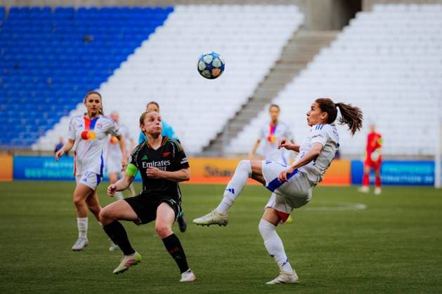 Sport Bilder des Tages Lyon, France Amel Majri (7 Olympique Lyonnais) and Kim Little (10 Arsenal) in action during the UEFA Womens Champions League semi-final game between Olympique Lyonnais and Arsenal FC at Groupama Stadium in Lyon, France. (Pauline Figuet SPP) Copyright: xPaulinexFiguetx xSPPx spp-en-PaFiSp-PF_OLARS3078