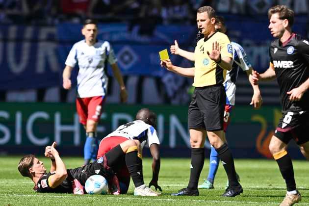 GER 2 FBL,, Hamburger SV vs Karlsruher SC 27 04 2025, Volksparkstadion, Hamburg, GER 2 FBL, Hamburger SV vs Karlsruher SC in the picture Jean Luc Dompe Hamburg 07 tries to assert himself against Dzenis Burnic Karlsruhe 07 nordphotoxGmbH xWitke nph00002