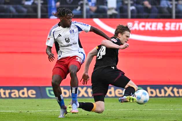 GER 2 FBL,, Hamburger SV vs Karlsruher SC 27 04 2025, Volksparkstadion, Hamburg, GER 2 FBL, Hamburger SV vs Karlsruher SC in the picture Davie Selke Hamburg 45 tries to assert himself against David Herold Karlsruhe 20 nordphotoxGmbH xWitke nph00002