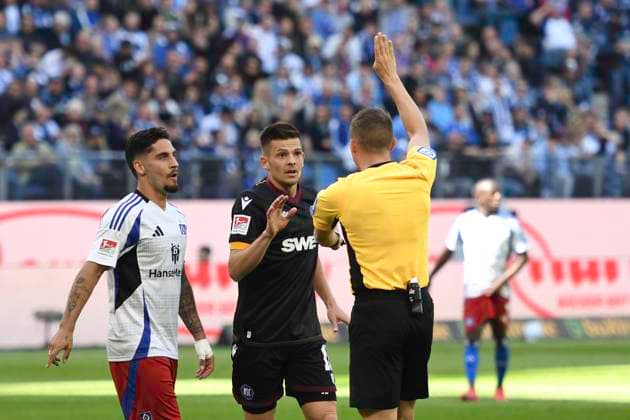 GER 2 FBL,, Hamburger SV vs Karlsruher SC 27 04 2025, Volksparkstadion, Hamburg, GER 2 FBL, Hamburger SV vs Karlsruher SC in picture Marvin Wanitzek Karlsruhe 10 shoots the goal to 2 1 for Karsruhe and referee Florian Lechner discusses an offside goal nordphotoxGmbH xWitke nph00002