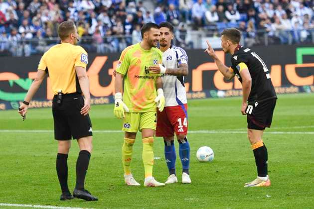 GER 2 FBL,, Hamburger SV vs Karlsruher SC 27 04 2025, Volksparkstadion, Hamburg, GER 2 FBL, Hamburger SV vs Karlsruher SC in picture Marvin Wanitzek Karlsruhe 10 shoots the goal to 2 1 for Karsruhe and referee Florian Lechner discusses an offside goal nordphotoxGmbH xWitke nph00002